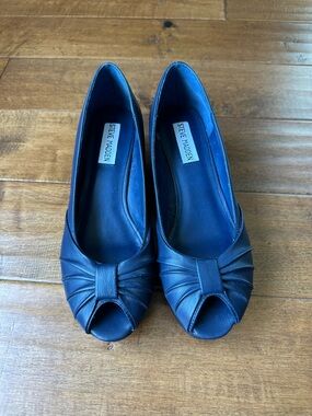 Steve Madden Navy Peep-Toe Platforms - size 7